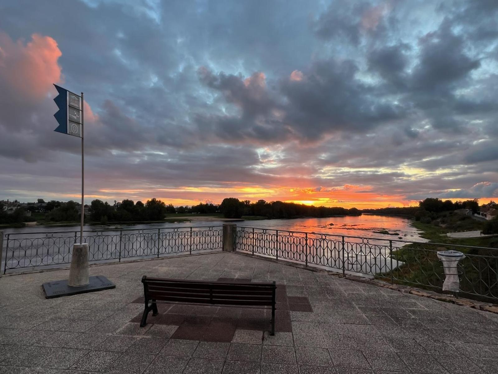 La Vue Loire Maison Saint-Denis-de lʼHôtel Kültér fotó